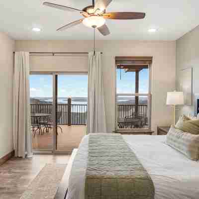 Luxe Lodge: Gaming Paradise W/ Breathtaking Lake Views, Indoor Pool Close to SDC Rooms