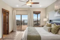 Luxe Lodge: Gaming Paradise W/ Breathtaking Lake Views, Indoor Pool Close to SDC - Gym
