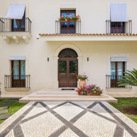 Villa Raphael, luxury property with swimming pool and sea view