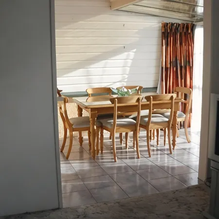 Riverside Townhouse with room for all the family, great location & WIFI
