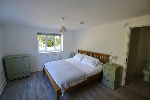 3 bed converted chapel with lake view - Homestays