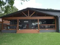 Beautiful 4/3 waterfront home with 2 master suites トゥールのホテル
