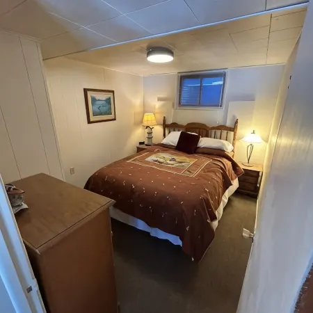 Remodeled pet friendly private home with a/c and wifi