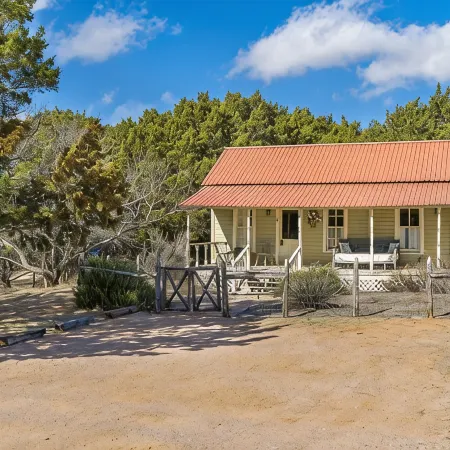 Magnolia Farmhouse at Lost Creek/Hot Tub🍷/Close to Downtown!