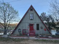 A-Frame Cabin on Lake Galilee シャープのホテル