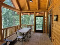 "Hilltop Hideaway"  - A "GEM" in beautiful Hocking Hills ! - シャレー