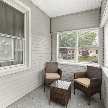 Stylish, Relaxing & Comfy 3 BDR Home. 2 minutes to Lake Compounce