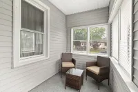 Stylish, Relaxing & Comfy 3 BDR Home. 2 minutes to Lake Compounce - Wifi