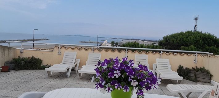 Beautiful apartment facing the sea. Balcony, plus huge terrace, very nice view. 塞特港住宿飯店