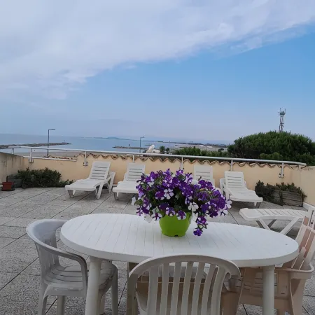 Beautiful apartment facing the sea. Balcony, plus huge terrace, very nice view.