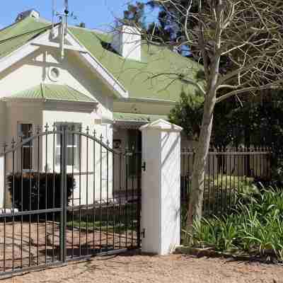 Quaint family home close to Tram terminal Hotel Exterior