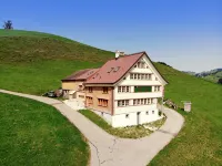 NEW - renovated Bitzi - with a view - Homestays