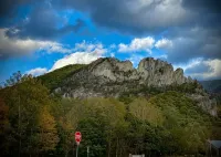 Charming 3-Bedroom 5 Bed Hottub Cabin WiFi in Scenic Seneca Rocks West Virginia