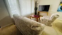Beautiful & Bright 03 Bedrooms on the main floor. - บังกะโล