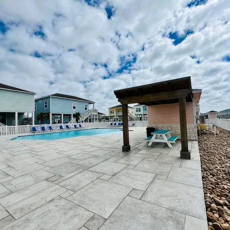 Rockport Cottage- awesome location + pool & 5 min from shopping and the beach!!!