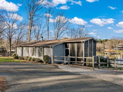 Lakefront Oasis • Private Dock & Bar • Kayaks, Paddleboards, Steps to Water - Boutique