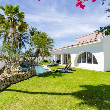 Amazing 6,000 sqft house sleeps 10, walk to Beach, Shops and Restaurants