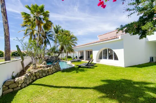 Amazing 6,000 sqft house sleeps 10, walk to Beach, Shops and Restaurants - 방갈로