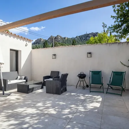 A 10 mn walk from the beach with view on the cap canaille house of 100 m2