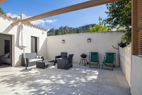 A 10 mn walk from the beach with view on the cap canaille house of 100 m2 - 4-Star