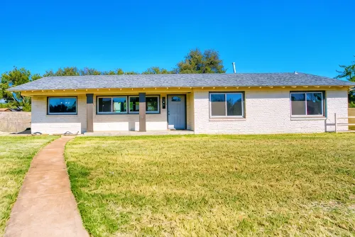 3-bedroom home in Old Midland/Downtown Area w/ spacious backyard and fireplace - Bungalows