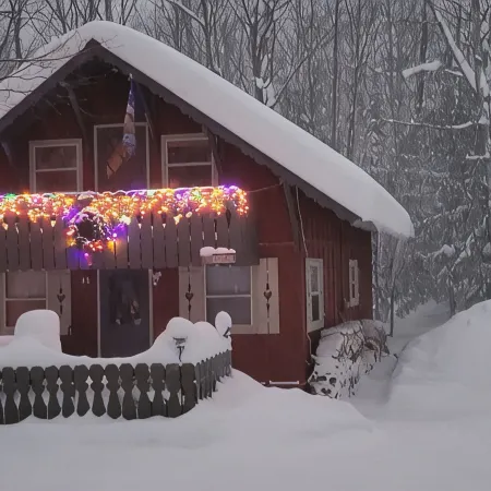 Cozy creekside cabin near Big Powderhorn's Lift #1 & Recreational Trail #2!!