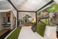 Foxy Crocodile Bush Lodge & Kruger Safaris