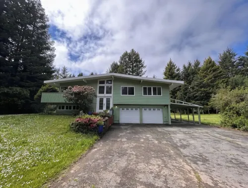Private mid-century modern hideaway in forest near the river and sea. - 3 stjerner