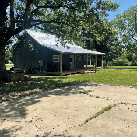NEW, The Homestead Cabin, close to town, 2 bedroom with bunks, Huge Porch