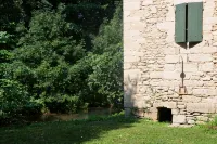 Uzes, loft dans Moulin independant 18e siecle en bord de riviere piscine privee 15x3 - de charme