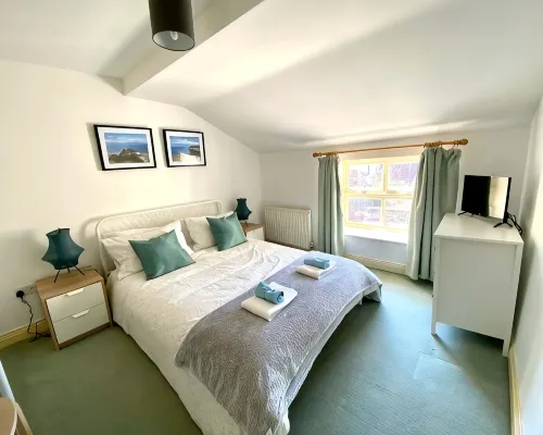 Flamborough Rock House & Cottage - village centre location - sleeps 12 Hotels in Flamborough
