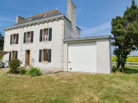 Quiet renovated house near the beach with beautiful garden in Kerdalé 트레건크 호텔
