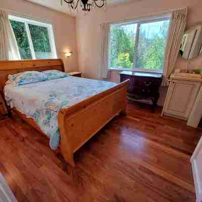 Waterfront 5 bedroom unit in house on Hotel Lake, Garden Bay B.C. Rooms