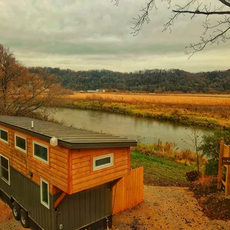 Tiny House on Upper Iowa River w/ hot tub