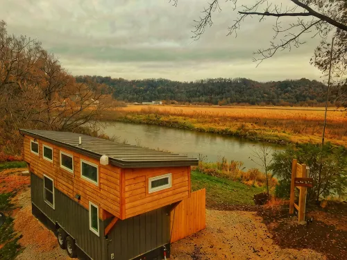 Tiny House on Upper Iowa River w/ hot tub - Wi-Fi