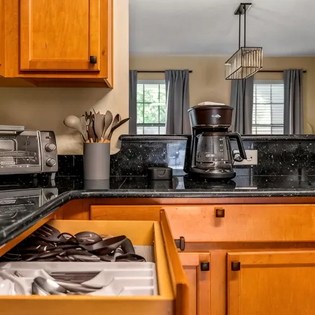 5 BR with pool! By shopping, restaurants, Disneyworld, & Universal Studios!