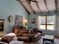 Cozy Condo for 6 with Wooded Back Patio & Grill. 1 Mile to Town Square. Hotels in Cloudcroft
