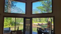 Stunning 3 bed Skykomish Riverfront Cabin with breathtaking views - Alppimaja