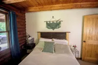 Cozy Cabin tucked in the woods. Pet-Friendly! 7 minutes from Ellicotville!