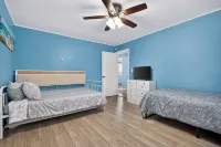 Sanctuary by the Shore, Unique Stay W/ Hot Tub by Lake MI