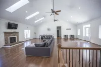 Large RENOVATED 6 bedroom 5 bath private home with LOTS of space! - 4-Star