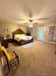 Large Bourbon Trail Vintage Farmhouse – Hot Tub, Gift Shop, Golf Range & Animals - 3-Star
