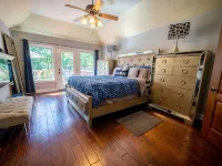 The Grand Hamilton Retreat ~ Lake Front ~ Sleeps 15 ~ Memories Included Hotele w: Piney