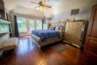 The Grand Hamilton Retreat ~ Lake Front ~ Sleeps 15 ~ Memories Included