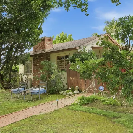 Pool, Foosball, Pool Table, Basketball Family Friendly, blocks from the beach!