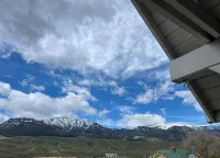 Large home next to Yellowstone Nat Park with mountain views