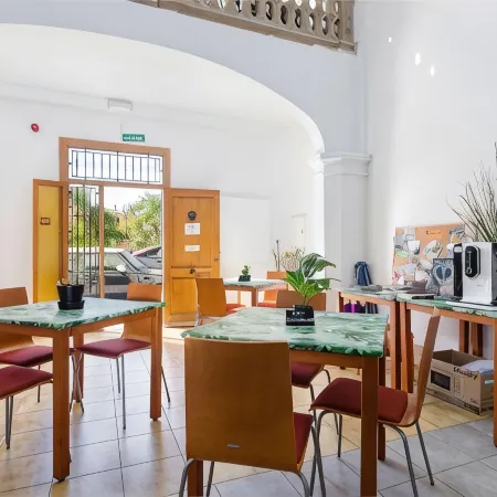 Urban Hostel Palma - Albergue Juvenil - Youth Hostel Отели рядом с достопримечательностью «Порт Пальмы»