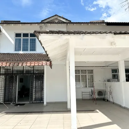 Kempas Family Suites 5BR Homestay by MWH