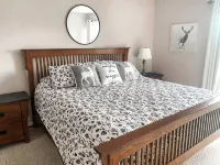 Golf Course Townhome with Deck, BBQ & Views – 4BR Mont Tremblant - Jacuzzi