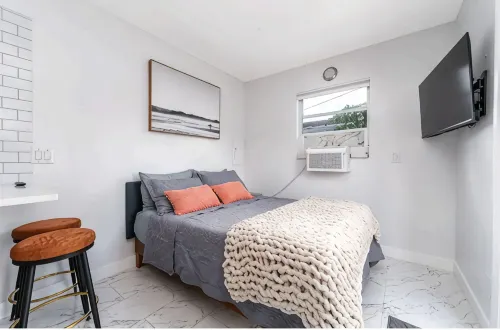 Modern Bright Studio  Wifi , W/D,5 min to Beach - 3-Star